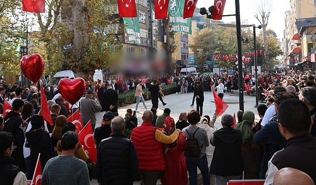 Cumhuriyet Bulvarı’nda zeybek gösterisi