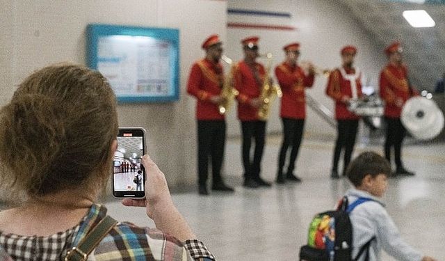 İzmir Metrosu'nda 29 Ekim kutlaması