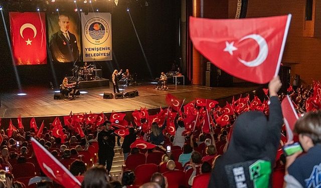 Yenişehir Belediyesi Cumhuriyet Bayramı'nda Suavi'yi Mersinlilerle buluşturdu