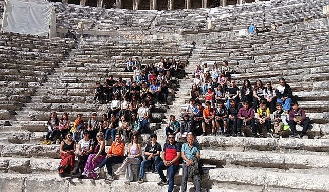 Antalya Büyükşehir'den Cumhuriyet Haftasında Çocuklara Aspendos-Side Tanıtım Gezisi  