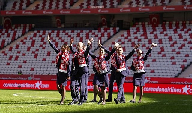 Corendon Airlines, Onvo Antalyaspor-Sipay Bodrum FK maçında taraftarlara sürpriz boarding deneyimi yaşattı