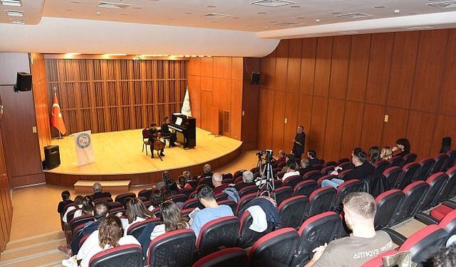 EÜ DTMK’de  “Viyolonsel Dinletisi” ile kulakların pası silindi