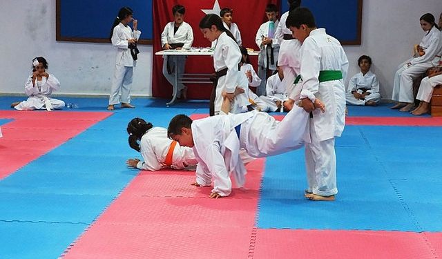 Kemer Belediye karate takımı kuşak atladı