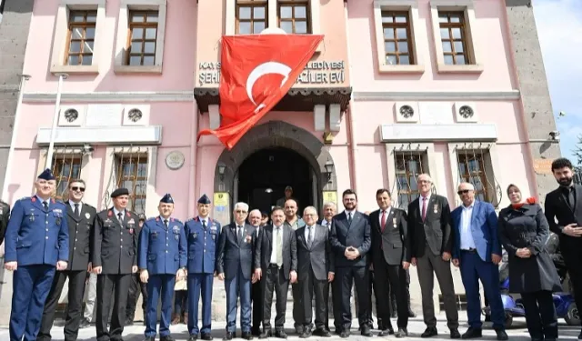 Memduh Büyükkılıç Çanakkale şehitlerini andı