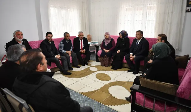 Memduh Büyükkılıç şehit ailelerinin yanında