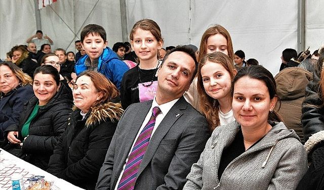 Öğretmen, öğrenci ve velilerle iftar yaptı