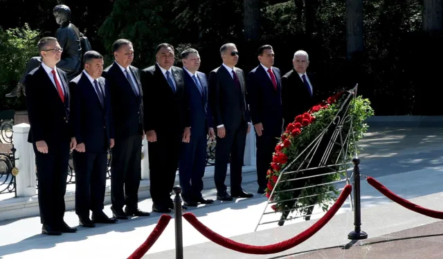 Bakan Yerlikaya'dan Bakü'de Aliyev’in kabrine ziyaret