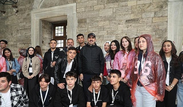 Başkan Altay YHT ile Günübirlik İstanbul Gezisine Katılan Öğrencilere Eşlik Etti