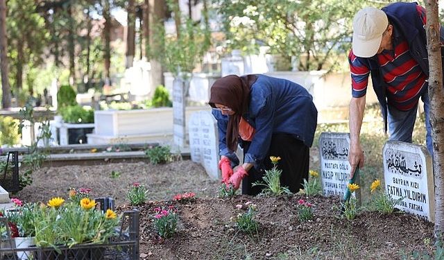 Kocaeli Büyükşehir bayramda vefa geleneğini yine sürdürdü;  Kabirlere çiçek, gönüllere huzur   