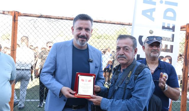 Güllü’ye Plaket