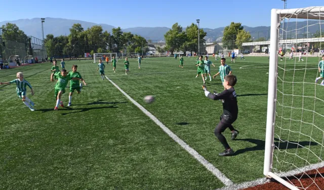 Geleceğin futbolcuları Osmangazi’de sahaya çıktı