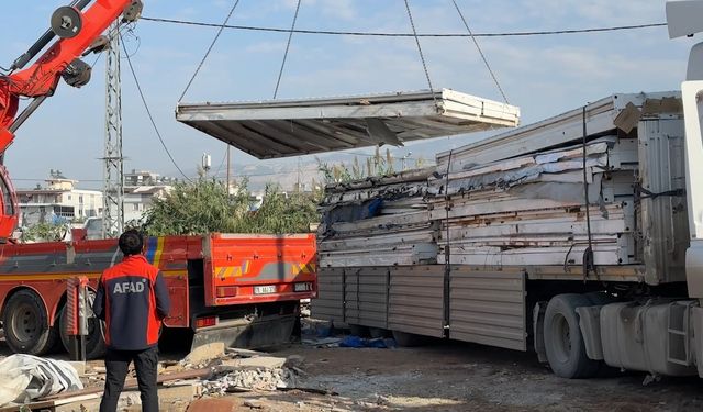 İskenderun’da Konteyner Kentte Boşaltma Süreci Başladı
