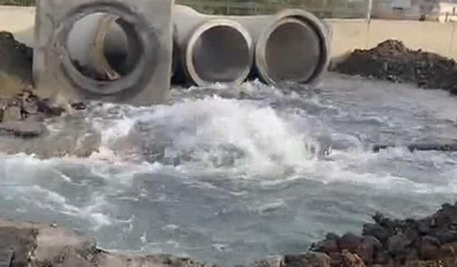 İskenderun’da yine ana su borusu patladı, olan oldu!