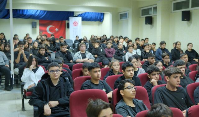 Öğrenciye dezenformasyonla mücadele eğitimi