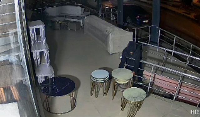 Mobilya mağazasına dadanan hırsızlar kamerada!