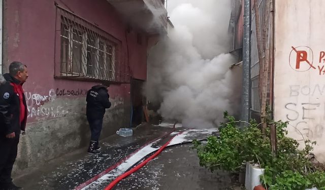 İskenderun’da Kumaş Deposunda Yangın...