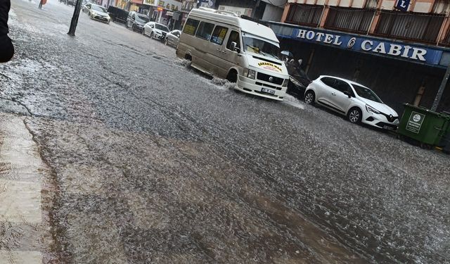 İskenderun’da Bardaktan Boşalırcasına Yağmur