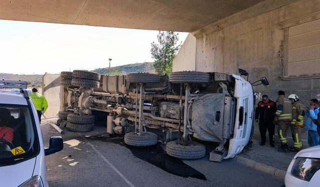 Damperi açık giden Kamyon devrildi…