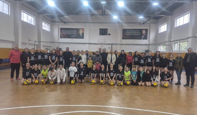 İskenderun Belediyesi’nden Voleybol Hamlesi