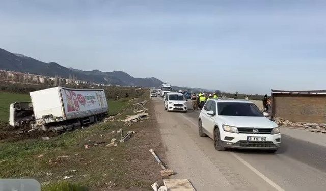 Hassa’da Tır, Traktöre Arkadan Çarptı: