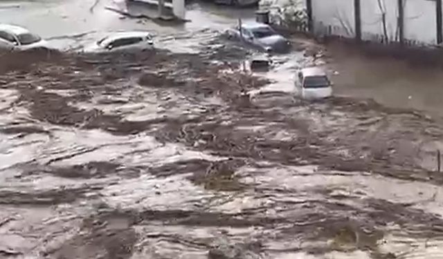 Dere Taştı, Köprüler Yıkıldı araçlar sele kapıldı