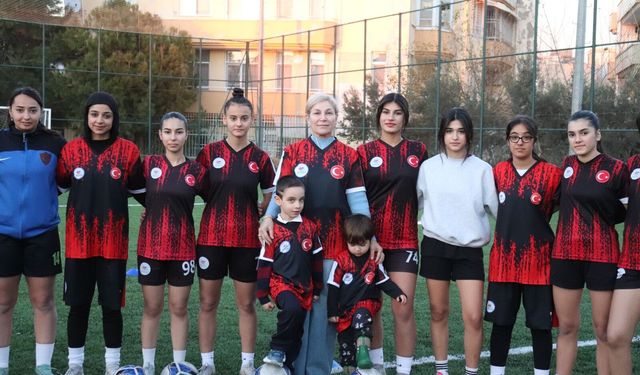 Kadın Futbolculara Sevgi Alpaydın’dan Ziyaret…