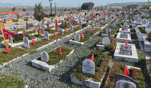 Deprem Gerçeğini Hatırlatan Şehitlik