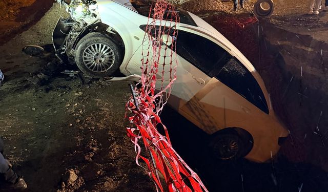 Araç çukura düştü