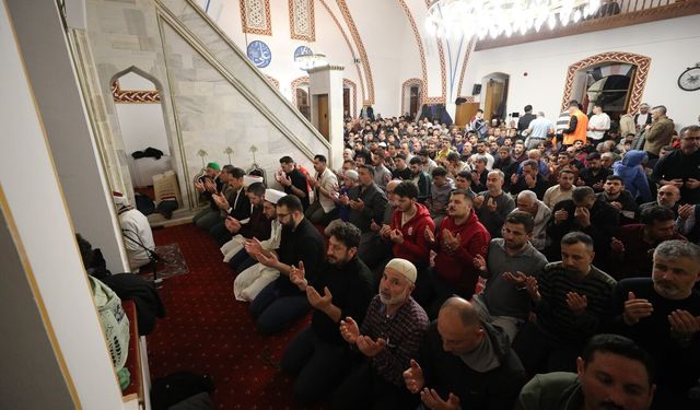 Yenilenen Tarihi Camii'nde ilk Kadir Gecesi