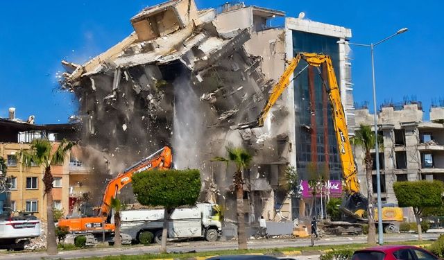 Hasarlı 6 Katlı Bina saniyeler içinde yıkıldı…