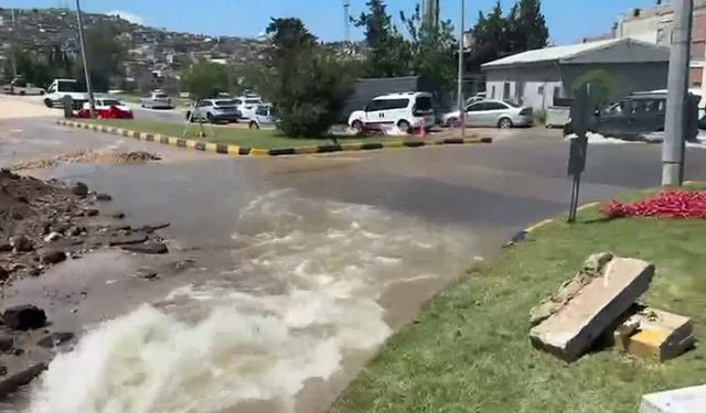 İskenderun Sanayi Sitesi’nde Ana Su Borusu Patladı!