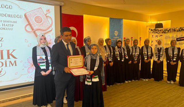 Hafızlık Eğitimini Tamamlayan Kız Öğrenciler Belgelerini Aldı