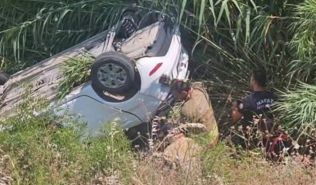 Antakya'da Yoldan çıkan araç sazlığa yuvarlandı…