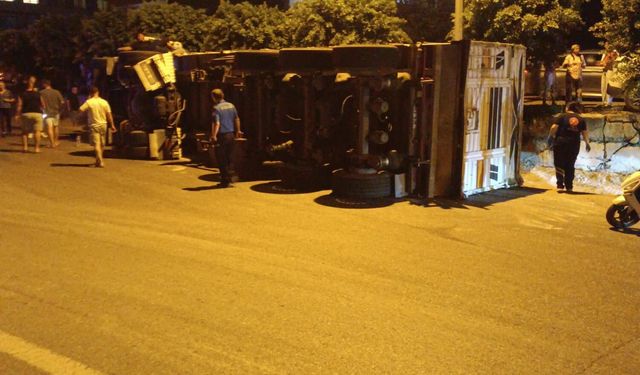 Sarımazı Köprü Kavşağı’nda TIR Kazası…