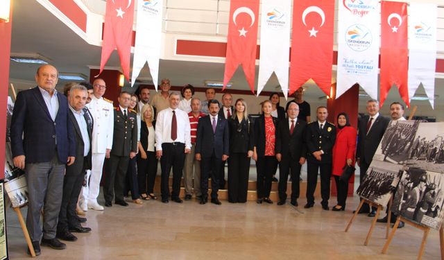 Sarı Zeybekler Derneği cumhuriyeti 99 Atatürk fotoğrafı ile özel bir sergi açtı
