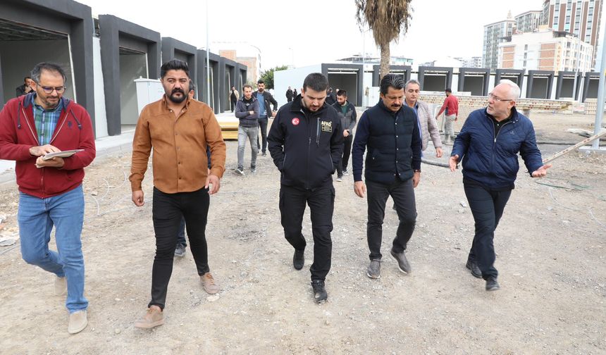 Geçici Çarşıları gezdiler, esnafla sohbet ettiler…