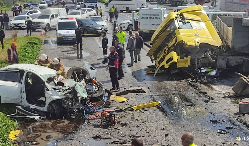 TIR’ın çarptı otomobilde 6 kişi hayatını kaybetti