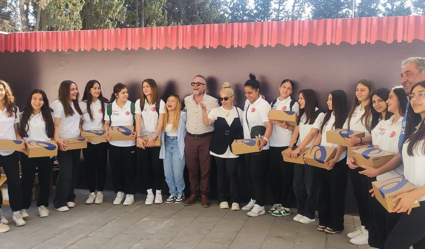 Kız Hentbolculara  Moral Ziyareti