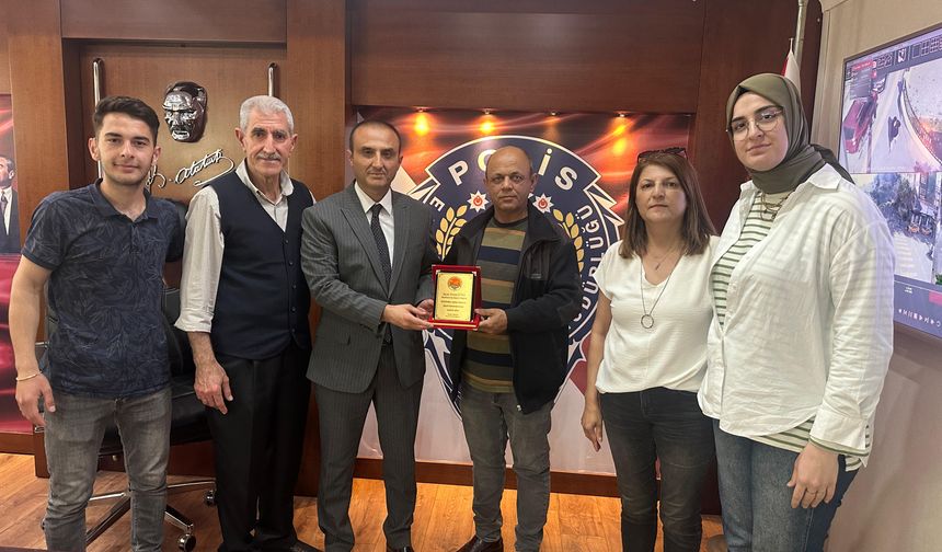 İşitme Engelliler Derneği’nden Güneş’e plaket…