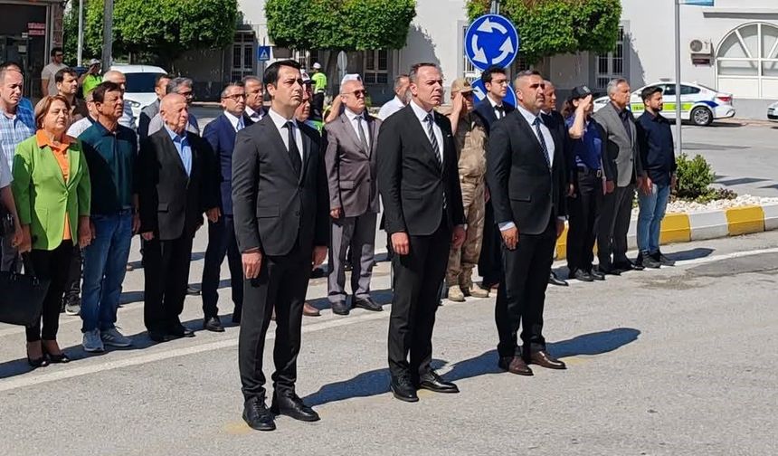 Atanın manevi huzuruna saygı çelengi sunuldu