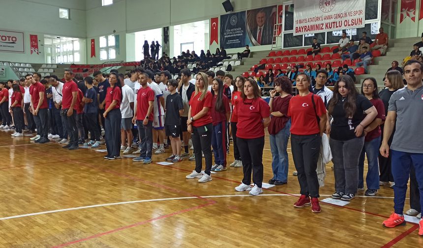 İskenderun'da Başarılı Sporcular Ödüllendirildi