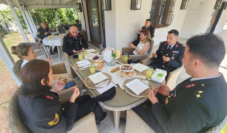 General ve Eşi Şehit Ailelerini Ziyaret Etti