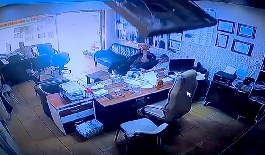 Reyhanlı’da Muhtarların üzerine asma tavan çöktü!