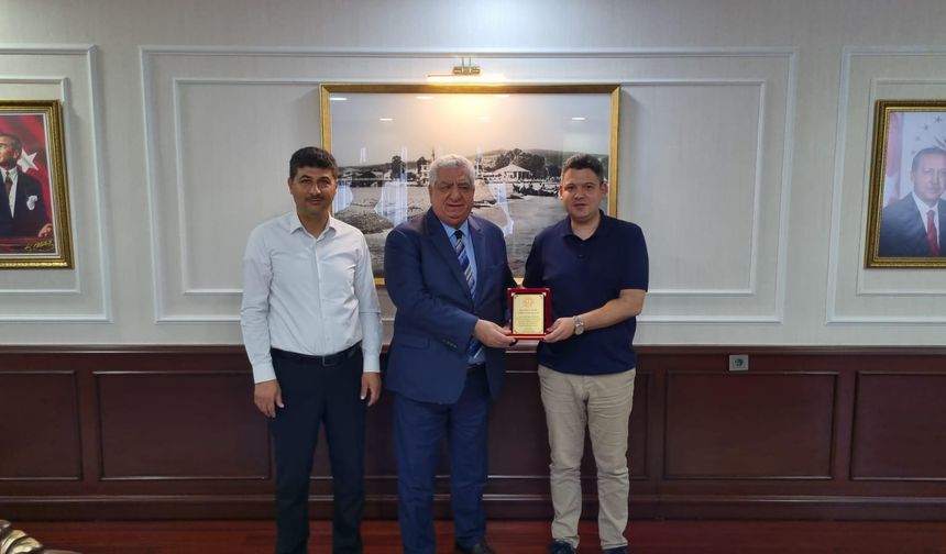 Yükseliş Koleji’ne Teşekkür Plaketi