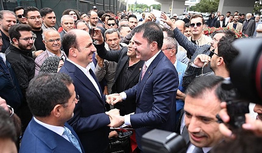 Bakan Kurum Türbeönü Çarşılarında Konyalılarla Kucaklaştı