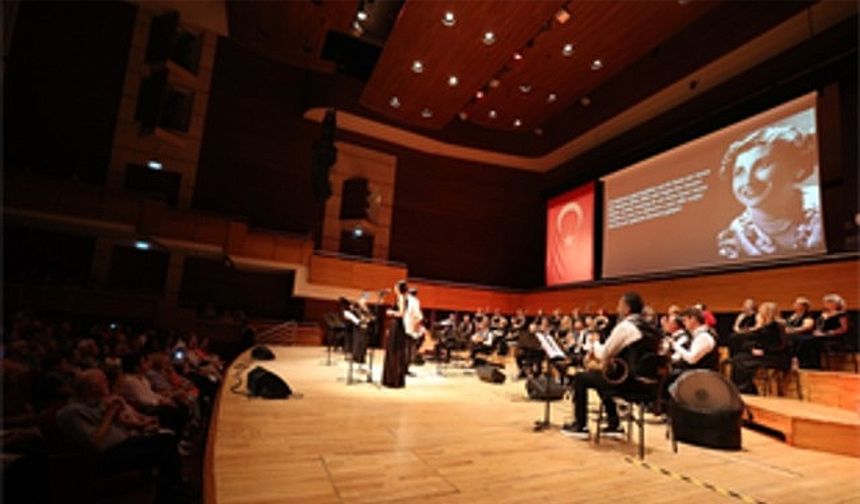 “Cumhuriyetin Divası” Müzeyyen Senar konserle anıldı
