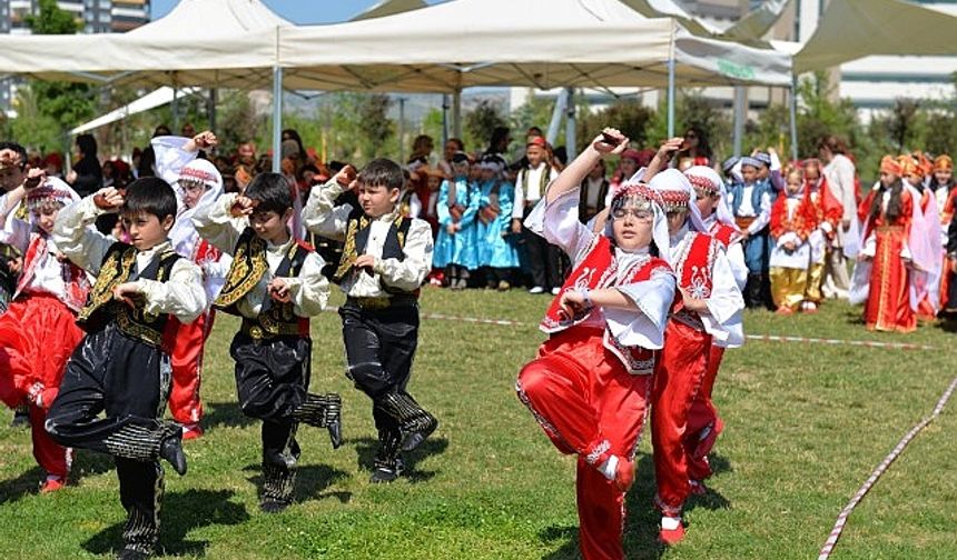 İlkokul Öğrencilerinden Halk Oyunu Gösterisi