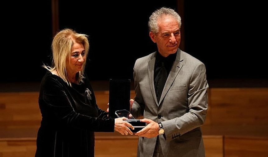 Uluslararası İzmir Festivali Açılışında Ege Üniversitesine Plaket