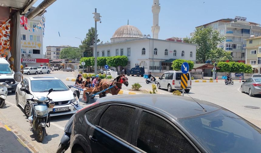 Erzin Cumhuriyet Meydanında yasak takan yok…