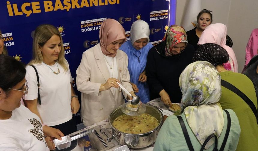 AK Parti Kadın Kolları'ndan Aşure Etkinliği